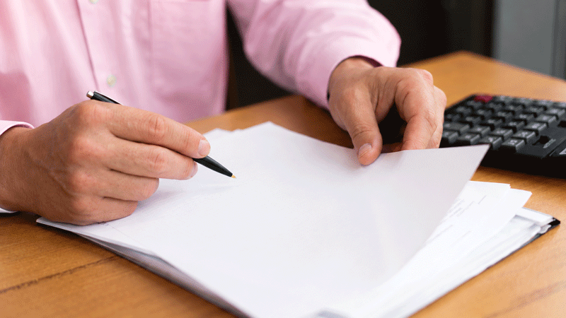 Signature-de-documents-au-bureau